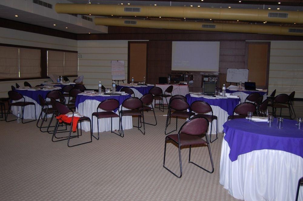 Hotel Cambay Sapphire, Gandhinagar Restaurant foto